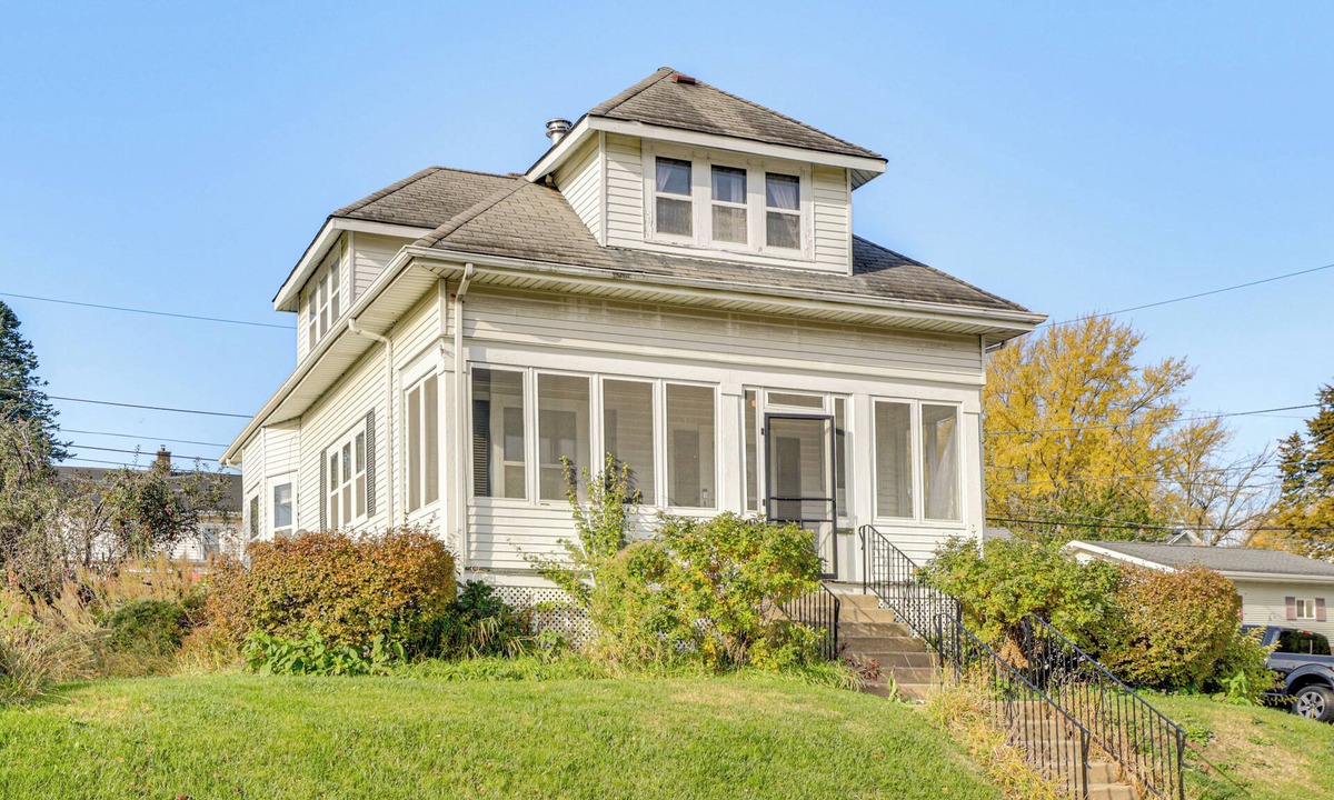 Dubuque House | 1 Mi to Downtown Dubuque! Spacious Home