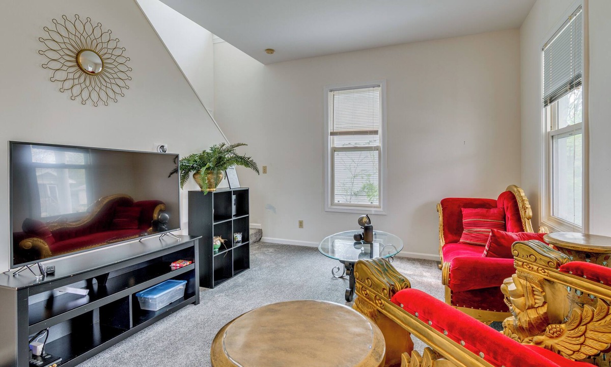 Champaign House | < 1 Mi to UIUC! Family Game Day Hub w/Large Yard