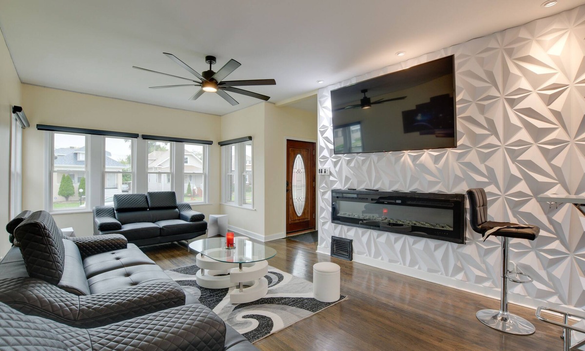 Maywood House | 13 Mi to Dtwn Chicago: Maywood Home w/Fireplace