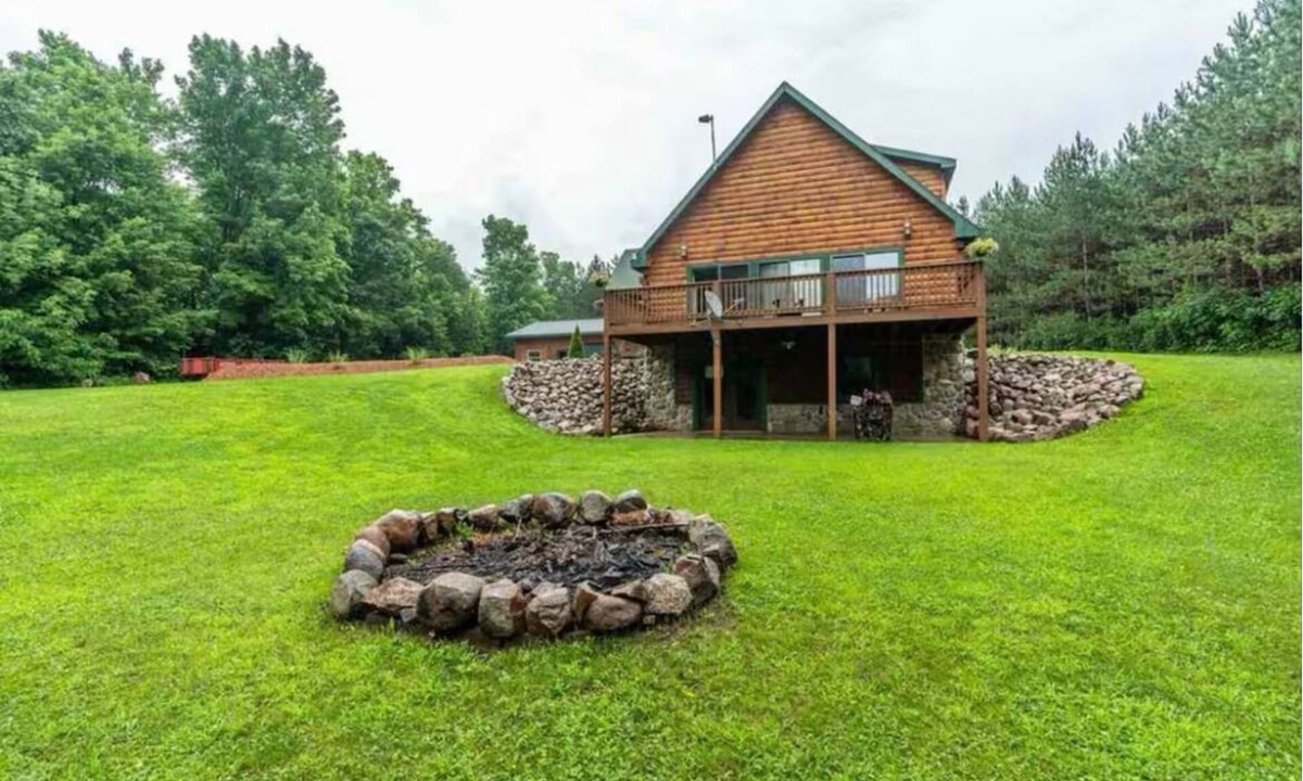 Antigo Cabin | 2- bedroom cozy private northwoods cabin