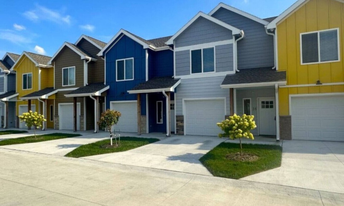 Council Bluffs House | 2 Beds + Smart Entry | Luxury Townhome