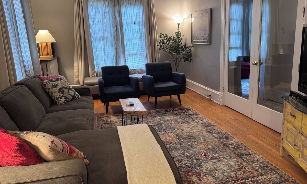Oak Park House | 2-BR central Oak Park flat+near FLW homes+near trains to Chicago+pets ok+parking