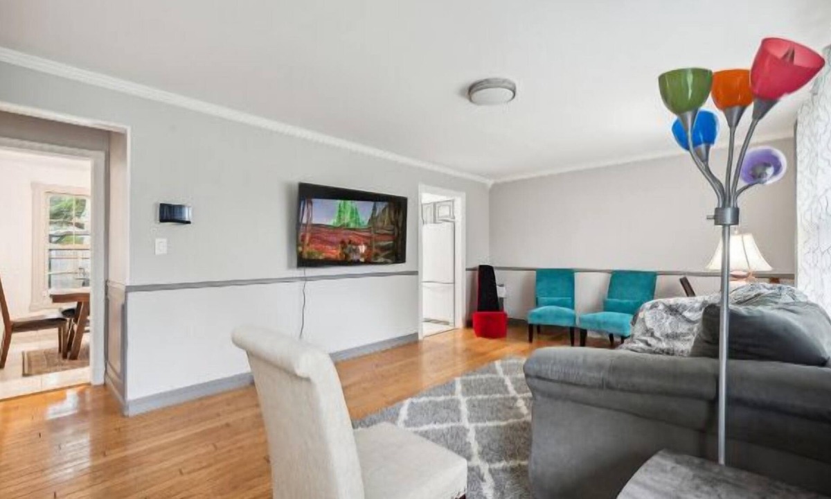 Elmhurst House | 2 King Bdrms 1 Queen Bdrm! 20 minutes to O'Hare Airport. Parks and shopping!