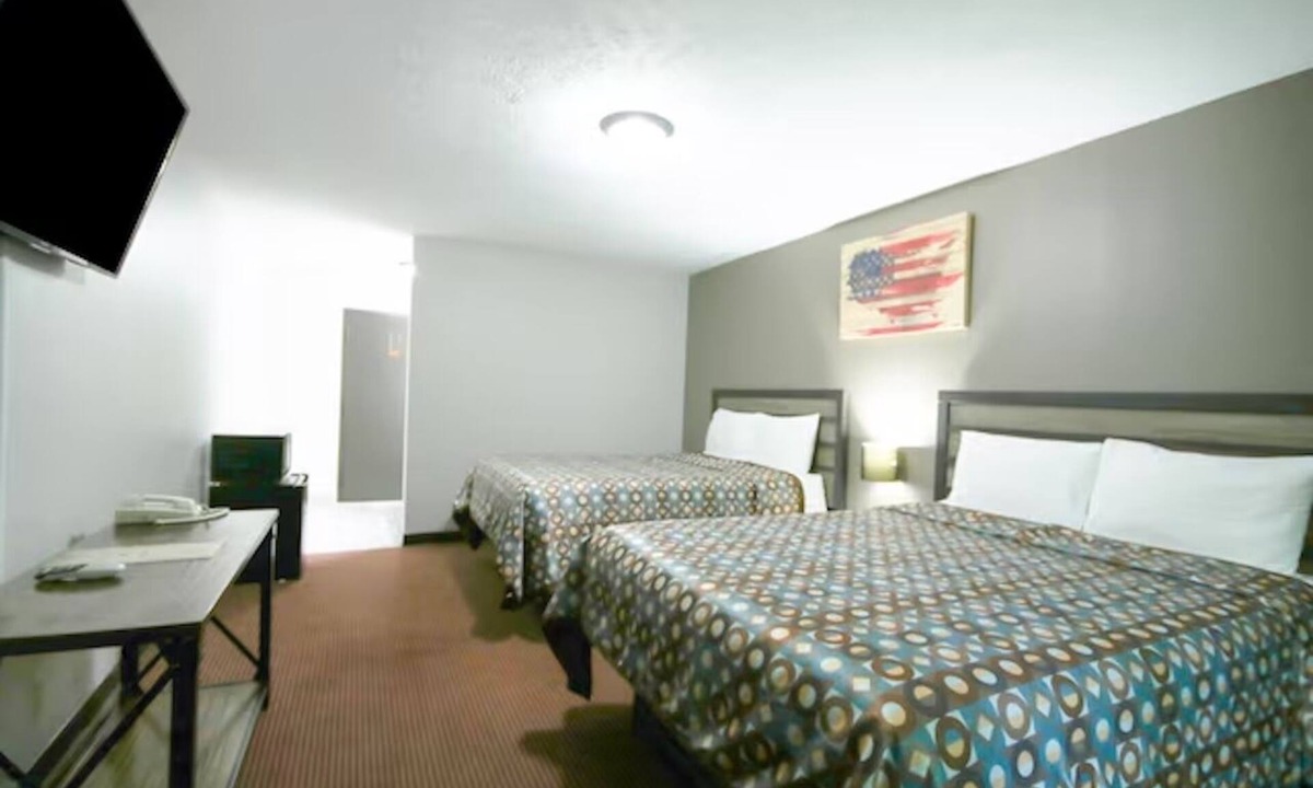 Glenwood Hotel | 2 Queen Beds near Keg Creek Brewing | Near Hwy 34 | Ideal for Friends & Group