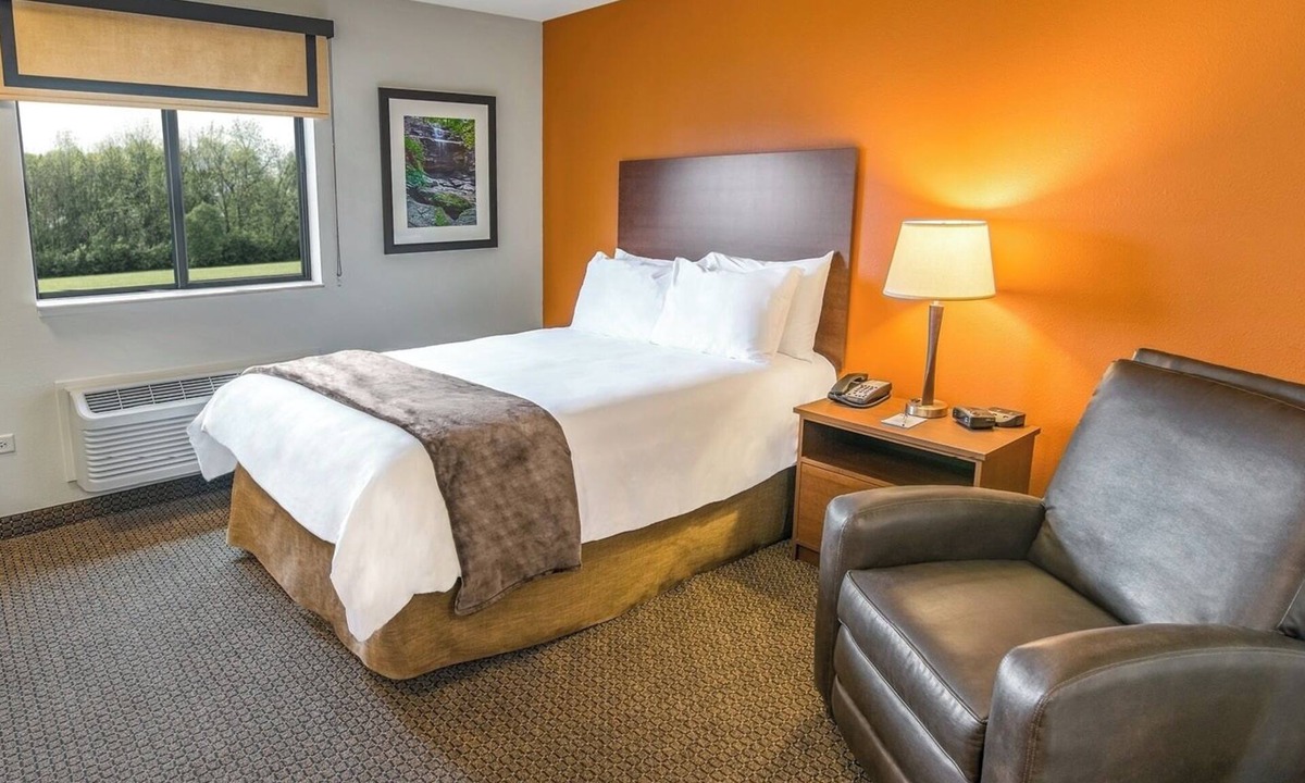 La Vista Hotel | 2 Queen Suites w/Recliners & Kitchens Close to Omaha’s Top Attractions & Dining
