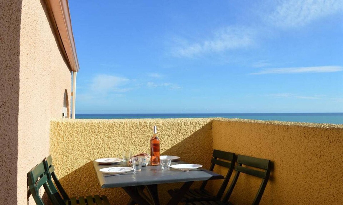 Saint-Pierre-la-Mer Apartment | 2-room apartment with balcony - 800m from the beach and private parking