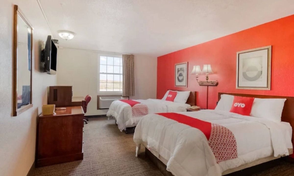 Morton Hotel | 2 Rooms Perfect for Group Stays! Off I-74 in Morton Near Dining Sites