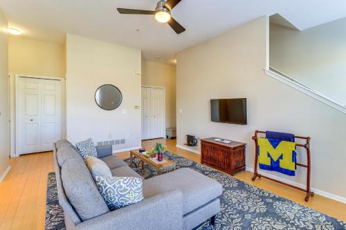 Northville House | 25 Mi to Detroit: Townhome w/Smart TV!