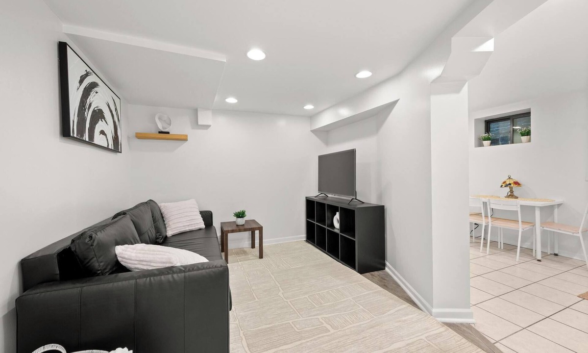 Lakeview Apartment | 2BR Garden Suite in Lakeview | Walk to Wrigley