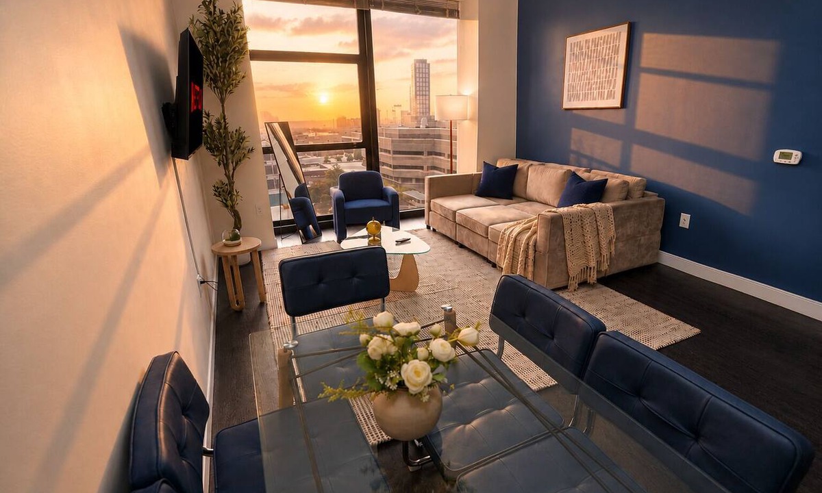 Westown Hotel | 2BR Modern Westown mins from Fiserv & Riverwalk