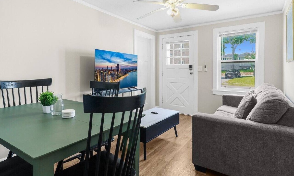 Highwood House | 3 Bed Home in DT Highwood - 2 stops to Navy Base!