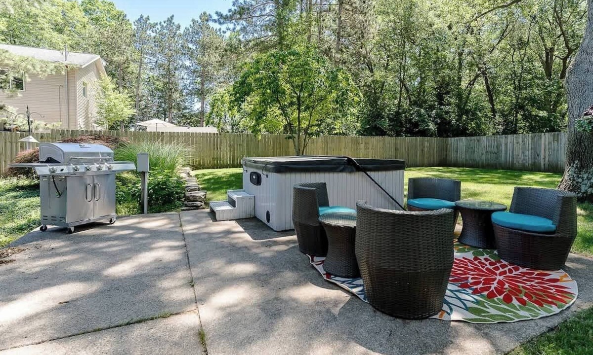 Beechwood House | 3 Bed - Outdoor living with hot tub near beaches