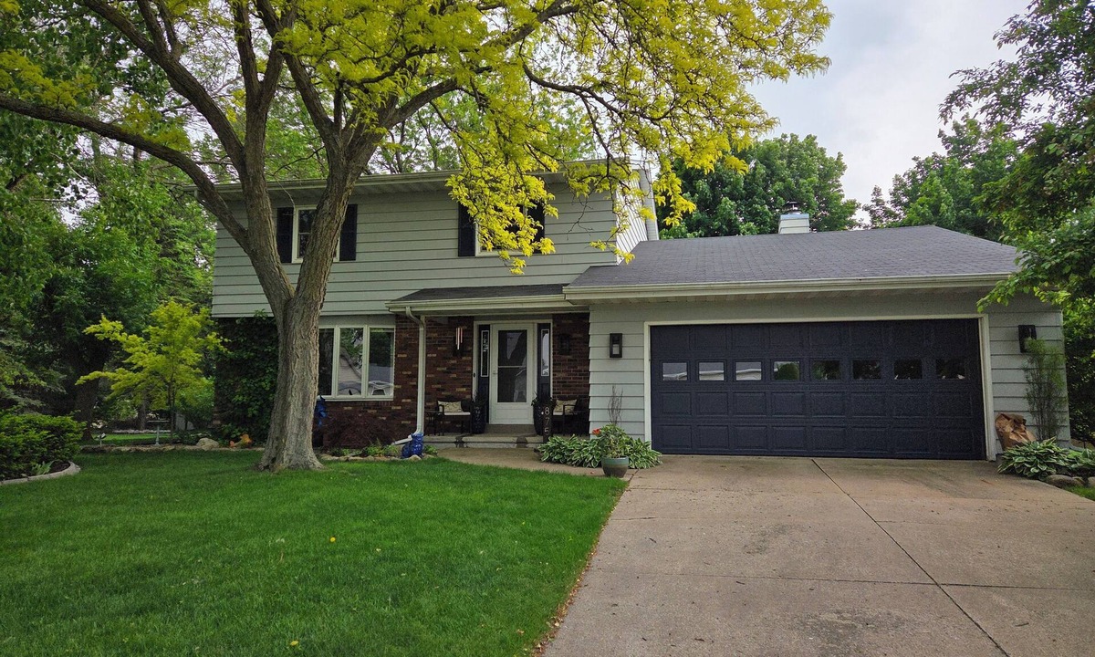 Oshkosh House | 3-bedroom, 2.5 bath home in lovely Oshkosh ready to enjoy during EAA AirVenture