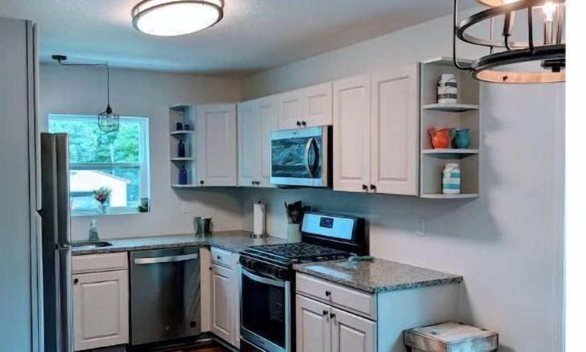 Central Lake House | 3 Bedroom 5 Minutes from Torch Lake/15 From Shanty Creek/30 From Boyne