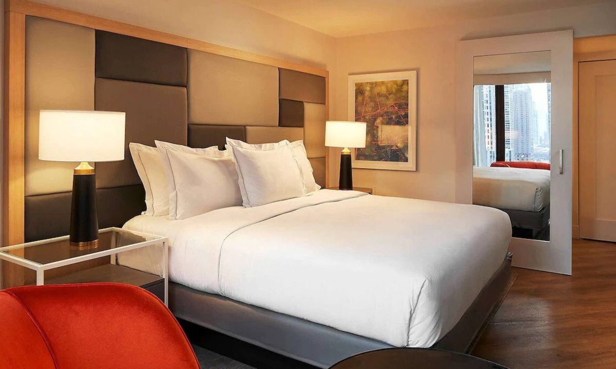Streeterville House | 3 Classy Units! Outdoor Pool, Parking, Close to Art Institute of Chicago