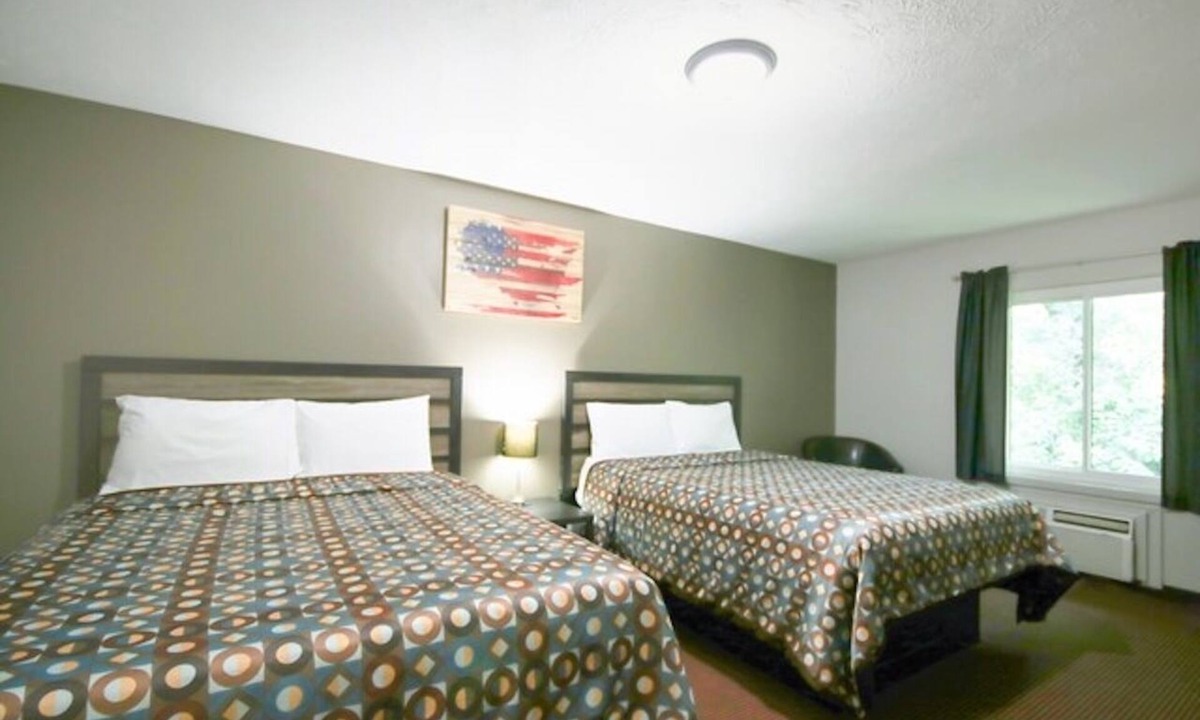 Glenwood Hotel | 3 Lodgings Queen Stay near Near Hwy 34 | Easy Commute | Free Parking