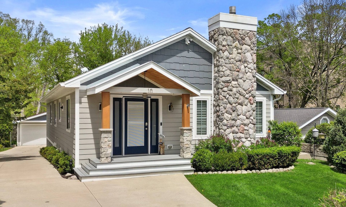 Williams Bay House | 3rd House from the Lake! Ideal Location! Walk to Beach, Pier 290 Gage Marine