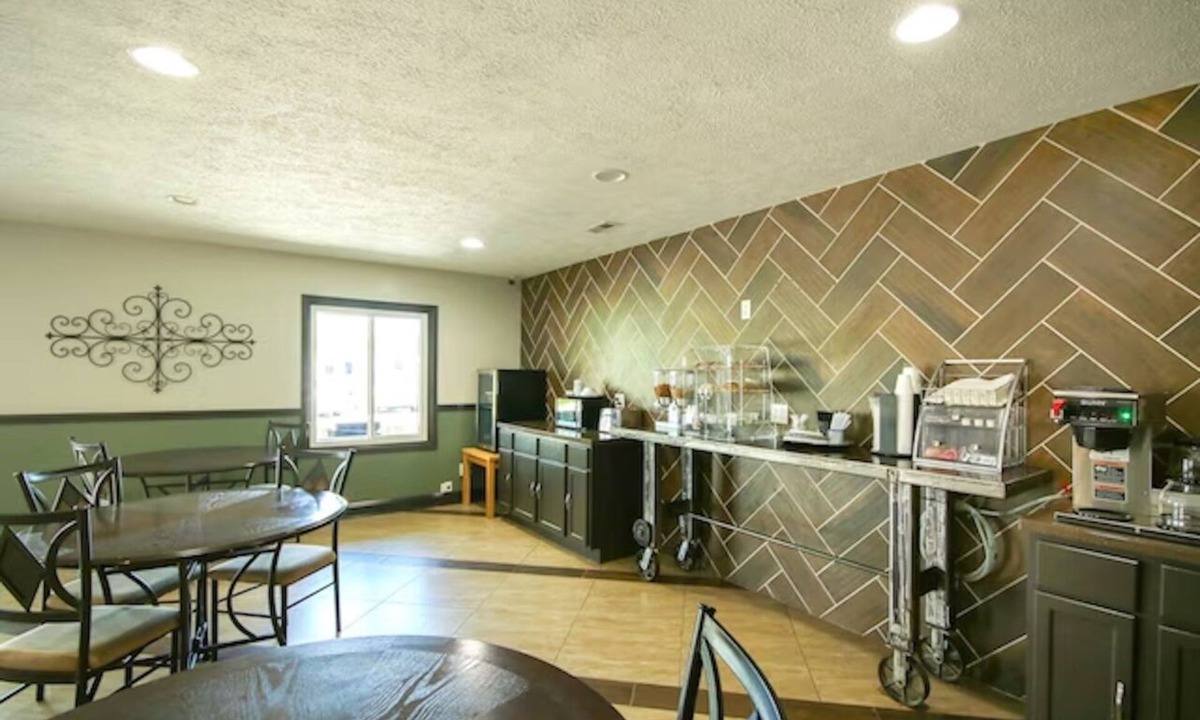 Glenwood Hotel | 4 Accommodations Family Stay 2 Miles to Lake Park | Near Hwy 34 | Free Parking