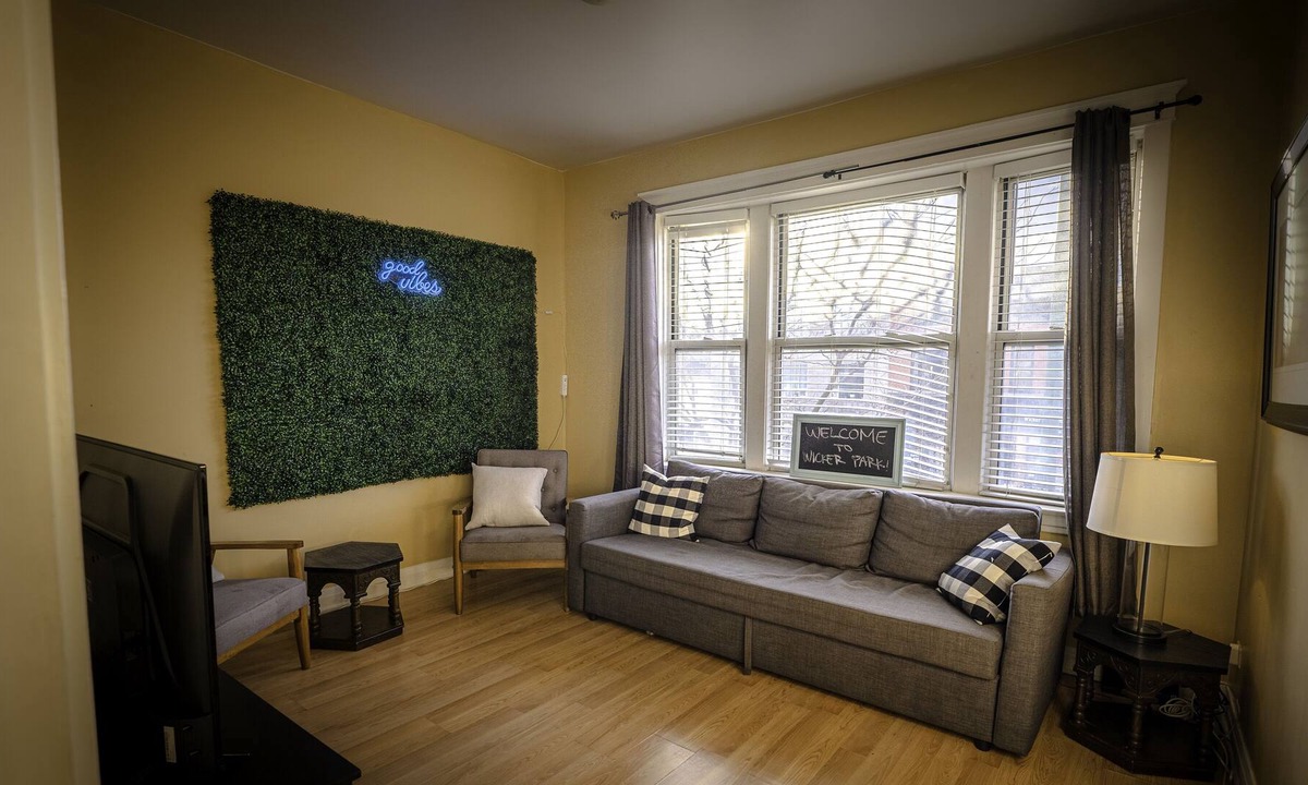 Pulaski Park Apartment | 4 BDRM Stay in the heart of Wicker Park