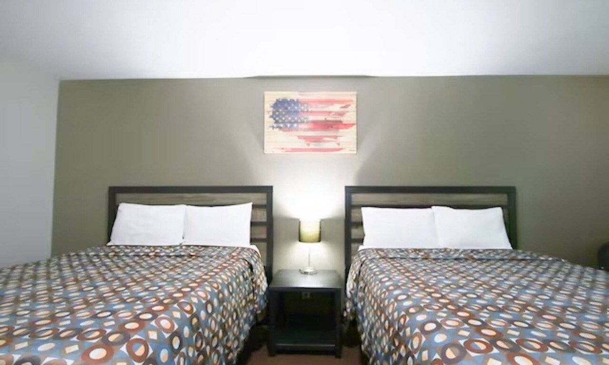 Glenwood Hotel | 4 Lodgings Queen Stay Near Mid-America Center | Free Parking