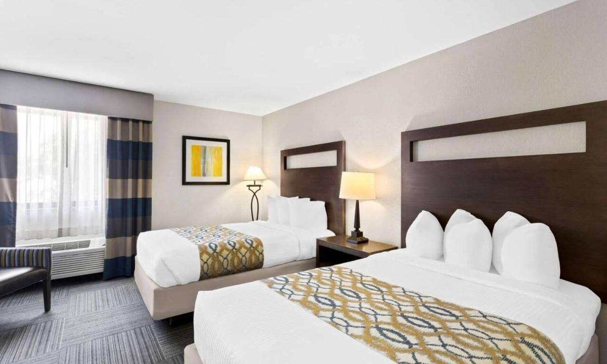 Naperville Hotel | 4 Relaxing Units Near Downtown Naperville - Free Breakfast and Parking!