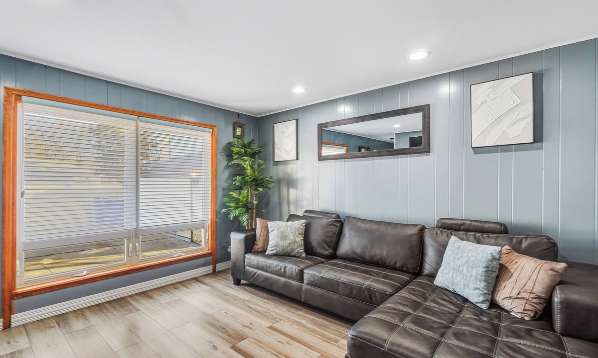 Burbank House | 4BR/1.5BA+Fenced Backyard +Near MDW+One Level