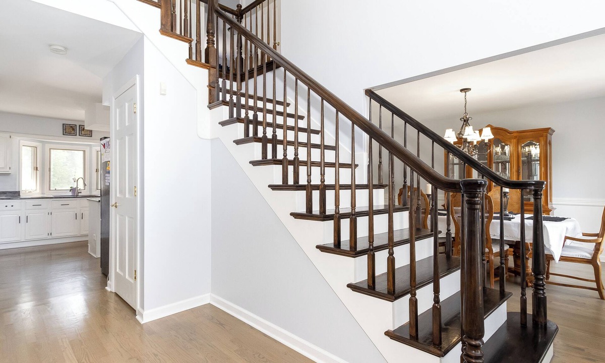 Woodridge House | 4BR Family Retreat, Backyard and Deck Near Naperville & Chicago, Perfect for vac