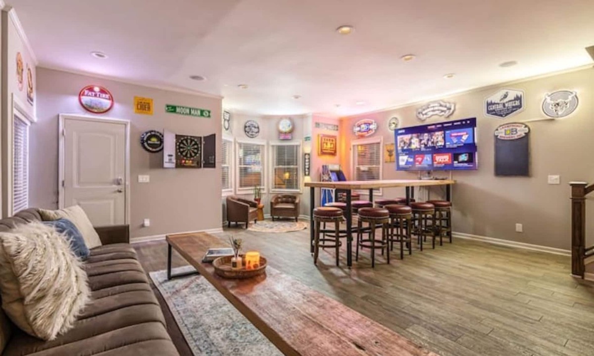 Lower East Side House | 4BR Open Layout + Steps to Brady St + Sleeps 16