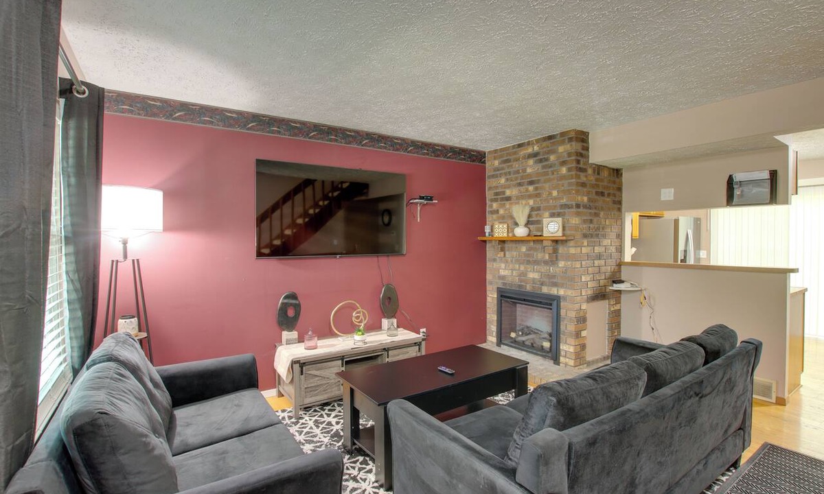 Quad Cities House | 5 Mi to Downtown Davenport! Townhome w/Patio