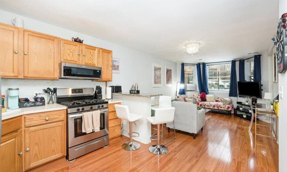 Lakeview Apartment | 5 Minutes to Wrigley + Sauna + Games Free Parking