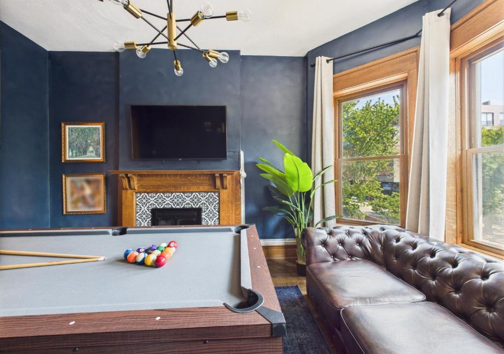 Wrigleyville House | Addison Art Deco Manor Garage