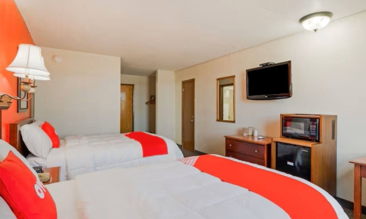 Morton Hotel | Affordable Hotel Close to Ackerman Farms Farmers Market and McClallen Park