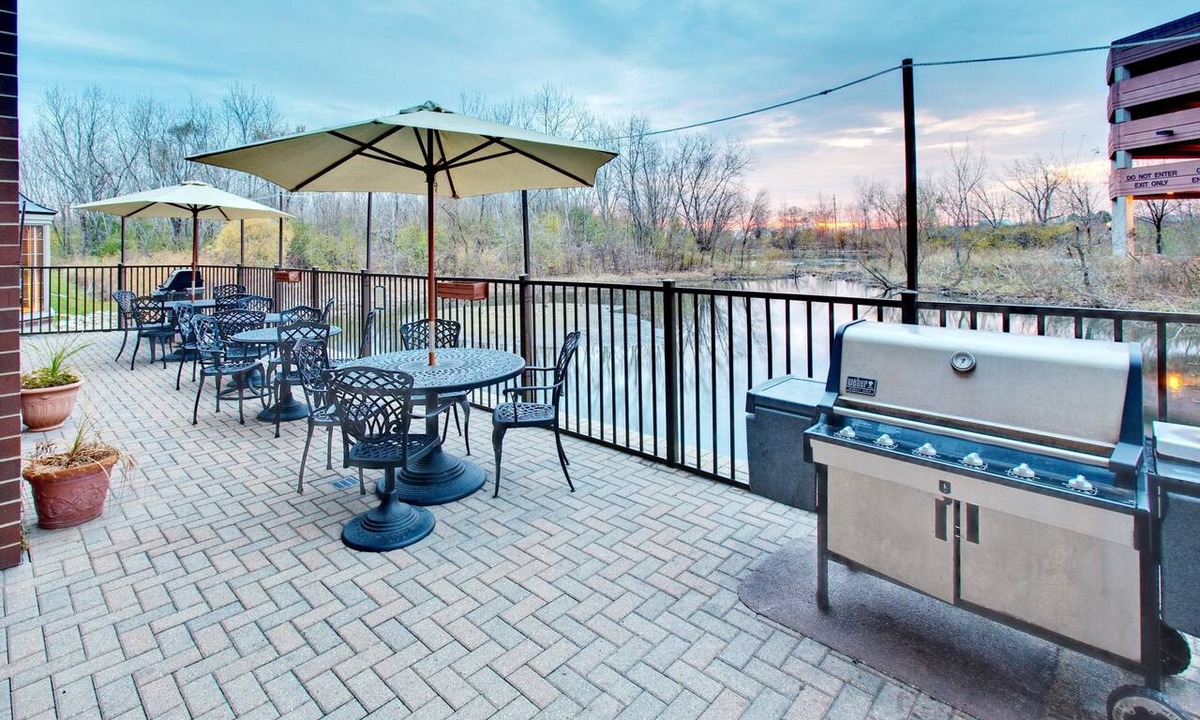 Oakbrook Terrace Condo | Air-Conditioned King Suite | Complimentary Breakfast