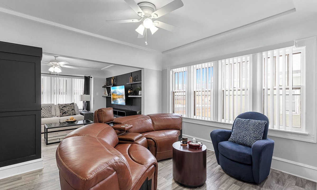 Burnham Park House | Amazing 2 king bedrooms/Near Downtown Milwaukee/Free parking/WI-FI/Netflix