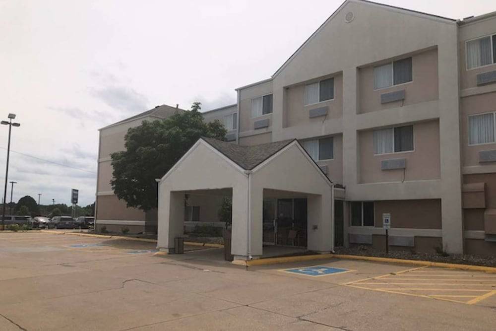Davenport Hotel | AmericInn by Wyndham Davenport