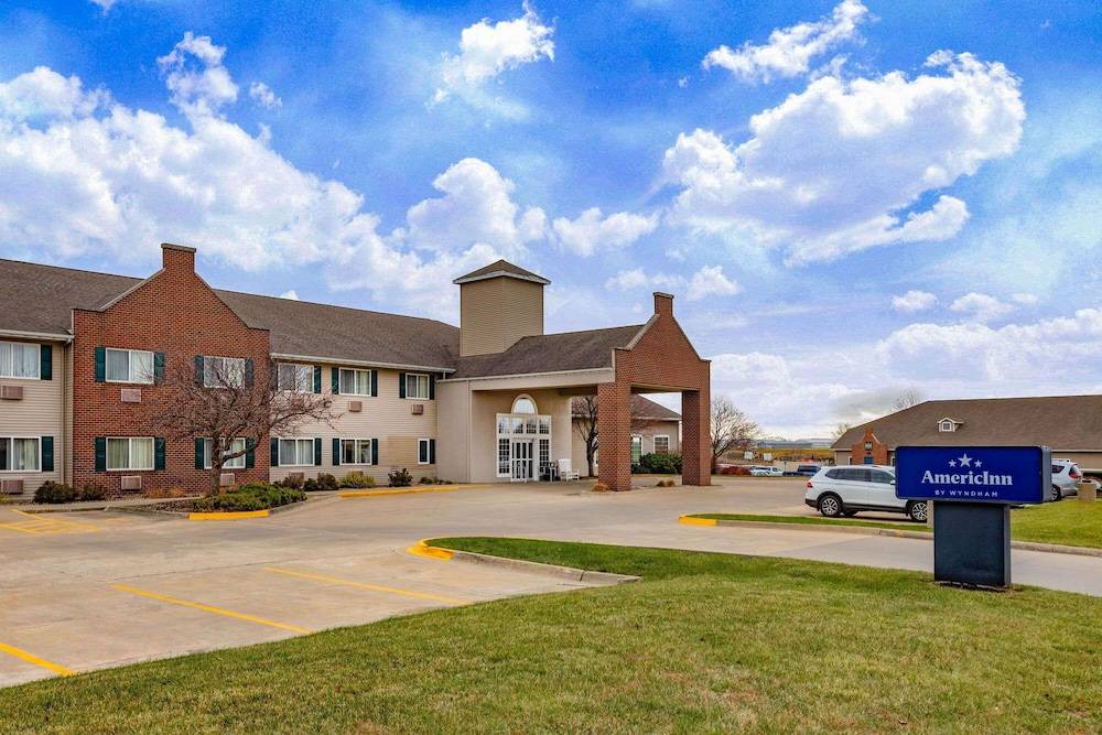 Pella Hotel | AmericInn by Wyndham Pella