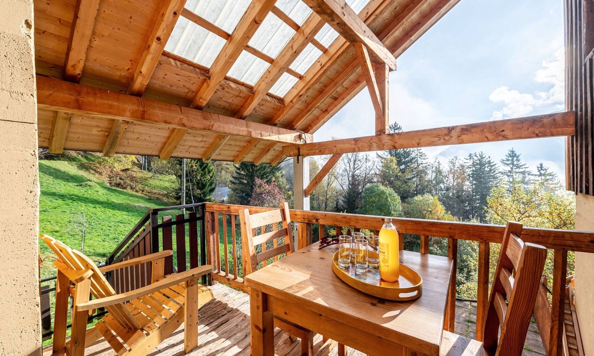 Queige Apartment | Apartment 'Chalet La Vourze' with Private Terrace, Balcony and Wi-Fi
