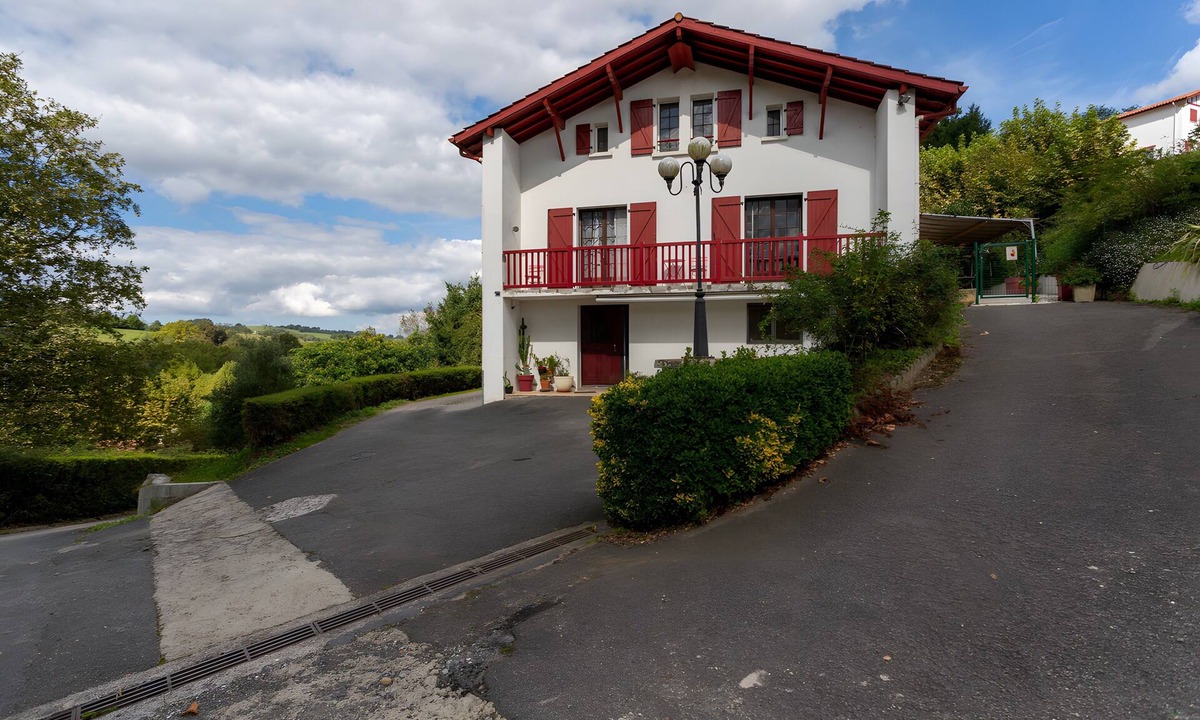 Hasparren Apartment | Apartment 'Maison Xara-heguia' with Air Conditioning