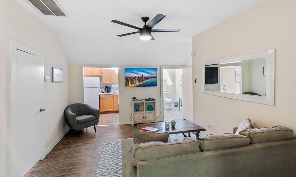 Libertyville House | Apt W/heated garage Libertyville Near Naval Base