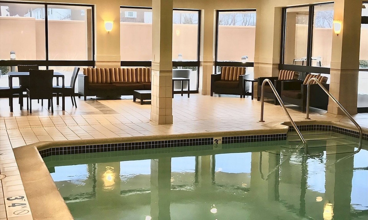 West Dundee Resort | Attractions Nearby! 4 Pet-Friendly Units, Pool, FREE Parking, Close to NOW Arena