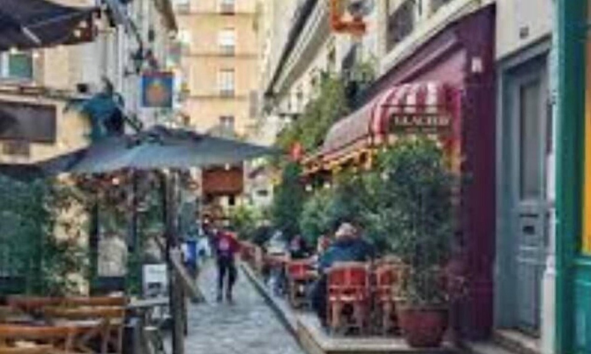 Notre-Dame-des-Champs Apartment | AUTHENTIC PARISIAN APARTMENT FOR EIGHT IN SAINT-GERMAIN