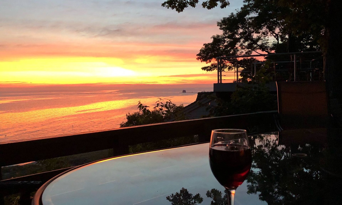 Grand Haven Cottage | Awake with the sound of the waves, lunch watching boats, sunset dinner