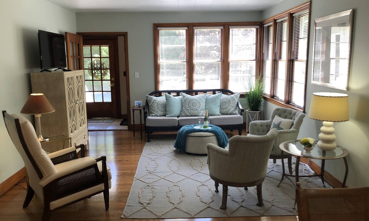 Ludington House | Beach across 1 Street! Location at it's finest!