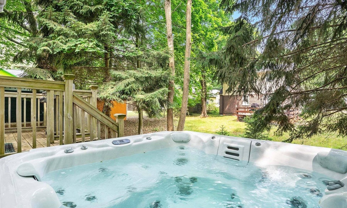 Douglas House | Beach Glass: Walk to Lake Michigan Beach, Pet-Friendly, Hot Tub, Screen Porches