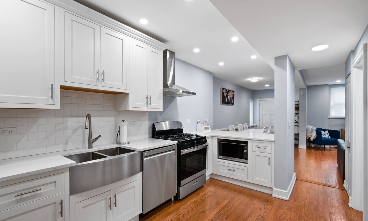 Lincoln Park Condo | Beautiful 2 BR condo in Chicago’s most popular neighborhood.