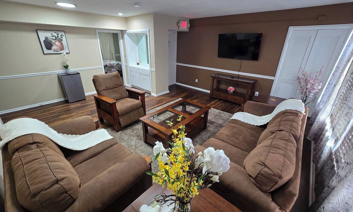 Wauwatosa Apartment | Beautiful 4-bedroom AC apartment on the border of Wauwatosa and Brookfield.