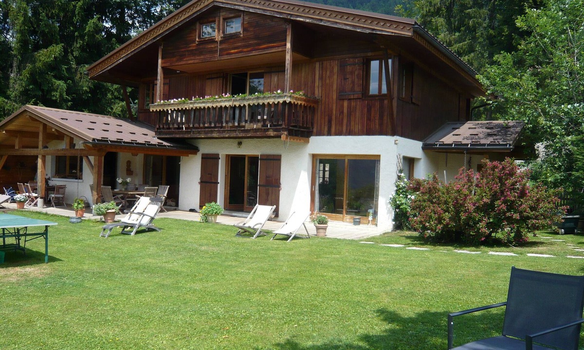 Saint-Jean-de-Sixt Apartment | Beautiful apartment in chalet, 3 km from La Clusaz garden jacuzzi