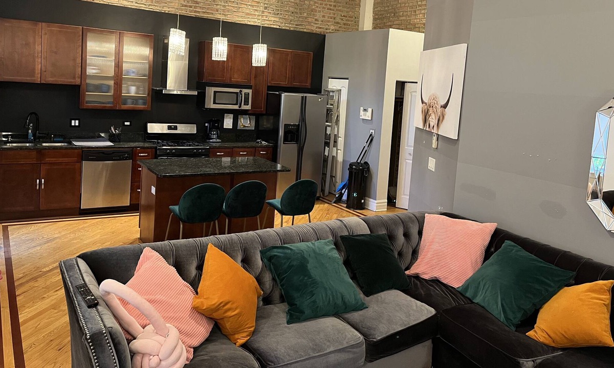 Grand Boulevard Condo | Beautiful Condo - Bronzeville