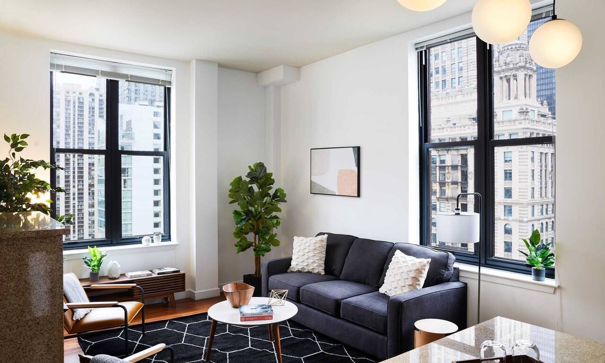 Downtown Chicago Apartment | Beautiful Corner 2 Bedroom in the Loop | Roof Deck