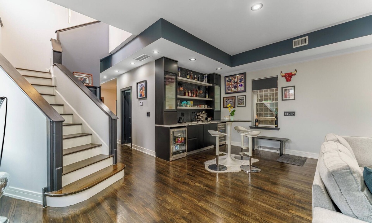 West Bucktown Apartment | Beautiful duplex in the heart of bucktown.